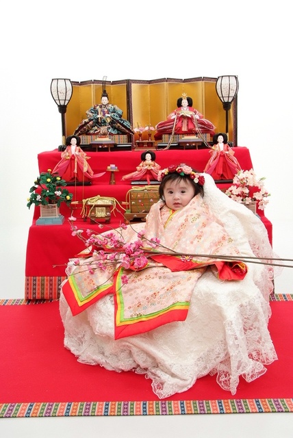 女の子の初節句祝いに雛人形と 秋田市写真館スタジオマリオ広面 秋田 広面店 秋田県 七五三 お宮参りの記念写真ならスタジオマリオ